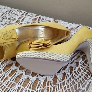 Yellow ROUGE HELIUM  Pumps Size 8.